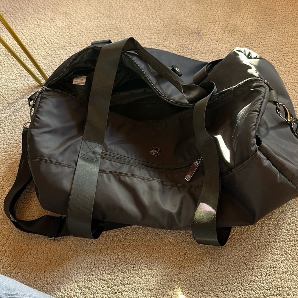 GAIAM yoga bag. With Mat holder.7 pockets